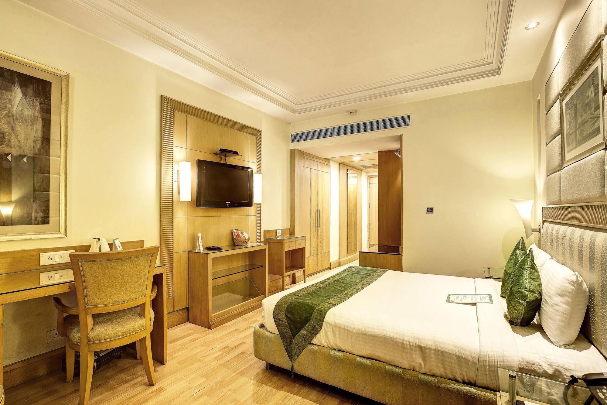Western Court Chandīgarh Esterno foto